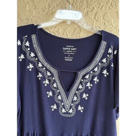 Torrid Navy Blue Design Trim V-Neck Short SL Baby Doll Womens Sz 2 Large Blouse - Picture 2 of 9